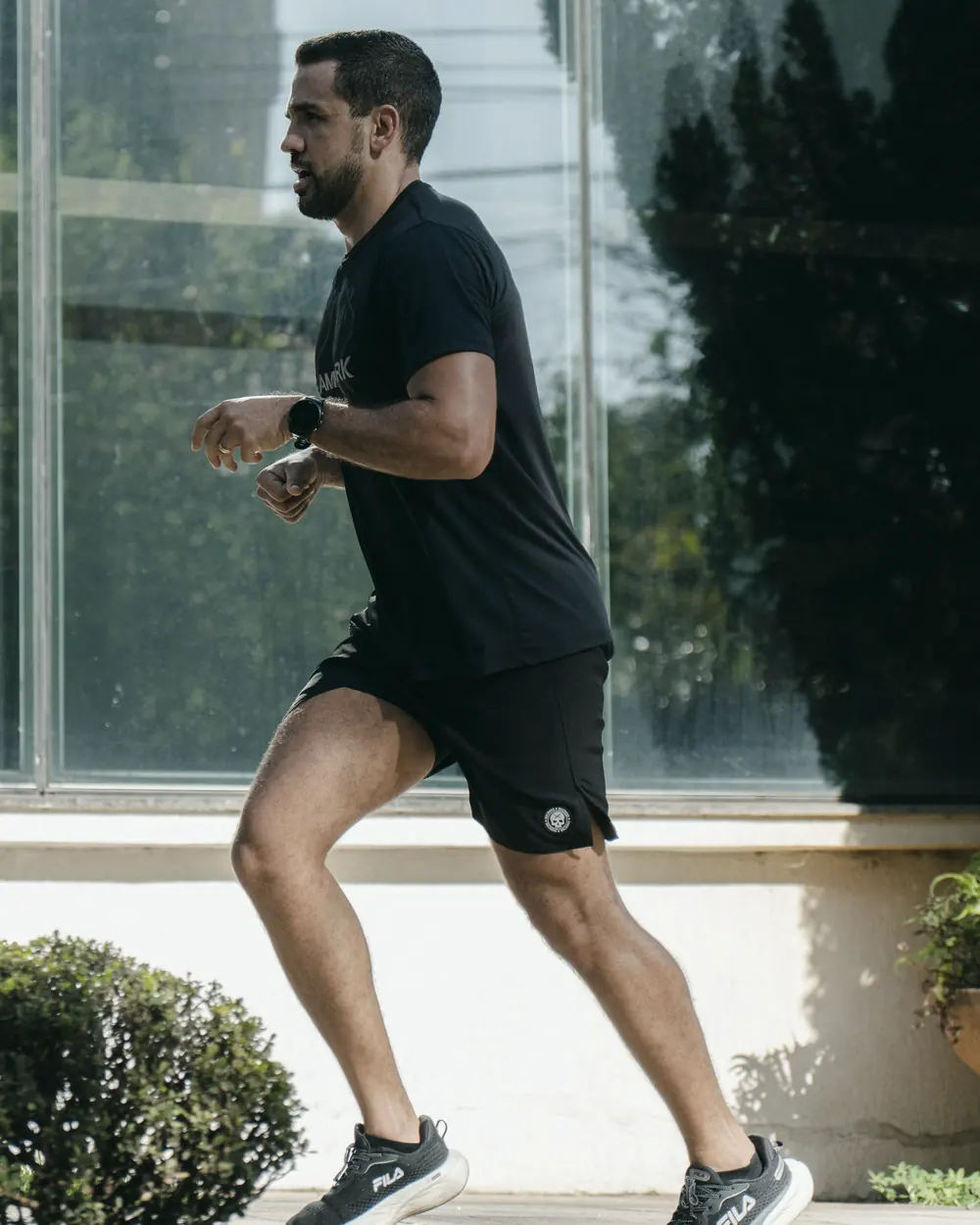 Bruno correndo em treino ao ar livre